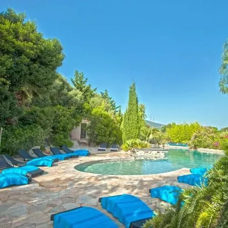 Charmante Maison De A Avec Piscine Vakantiehuis